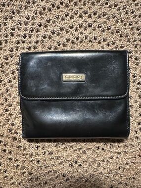 Vintage Gucci Black Leather Compact Wallet with Gold Logo Plaque